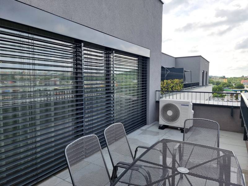 Terrasse einer 3-Zimmer-Wohnung in der Pieskova-Straße in Nitra mit Außenbereich und Jalousien.