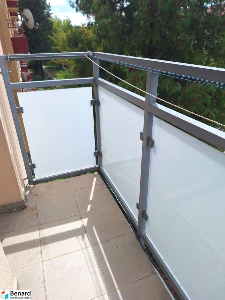 Ein Balkon mit Blick ins Grüne in einer 2-Zimmer-Wohnung am Pavlovičovo námestie, Prešov.