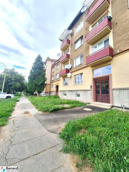 Das Wohnhaus mit roten Balkonen am Pavlovičovo námestie in Prešov bietet eine 2-Zimmer-Wohnung an.