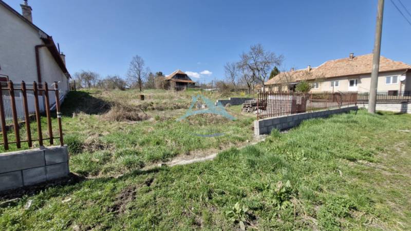 Grundstück zum Wohnen in Obeckov mit Rasenfläche und benachbarten Häusern.