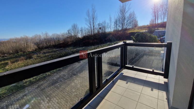 Der Balkon des Ferienapartments in der Slavkovská Straße in Nová Lesná mit Blick auf die Natur.