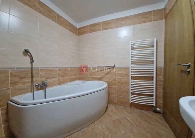 Badezimmer mit Badewanne und Handtuchheizkörper in einer Ferienwohnung.
