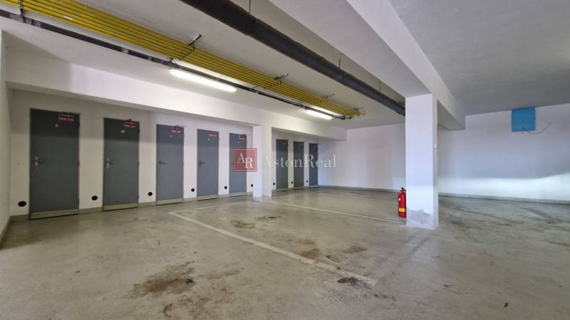 Parkgarage in einer Ferienwohnung in der Slavkovská-Straße, Nová Lesná mit abschließbaren Lagerräumen.