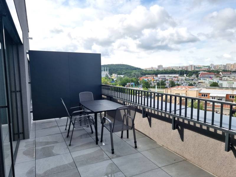Der Balkon einer 3-Zimmer-Wohnung in der Pieskova-Straße in Nitra mit Blick auf die Stadt.