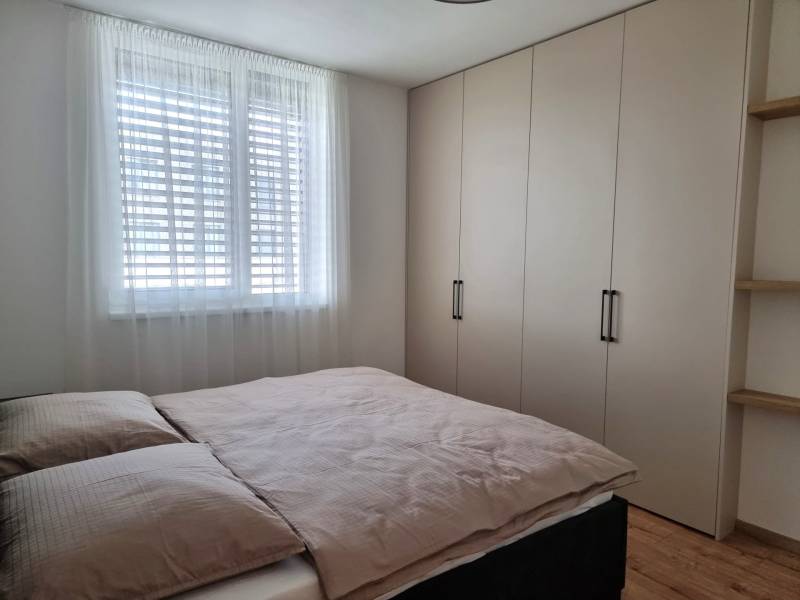 Schlafzimmer mit großem Kleiderschrank und Doppelbett in einer 3-Zimmer-Wohnung.
