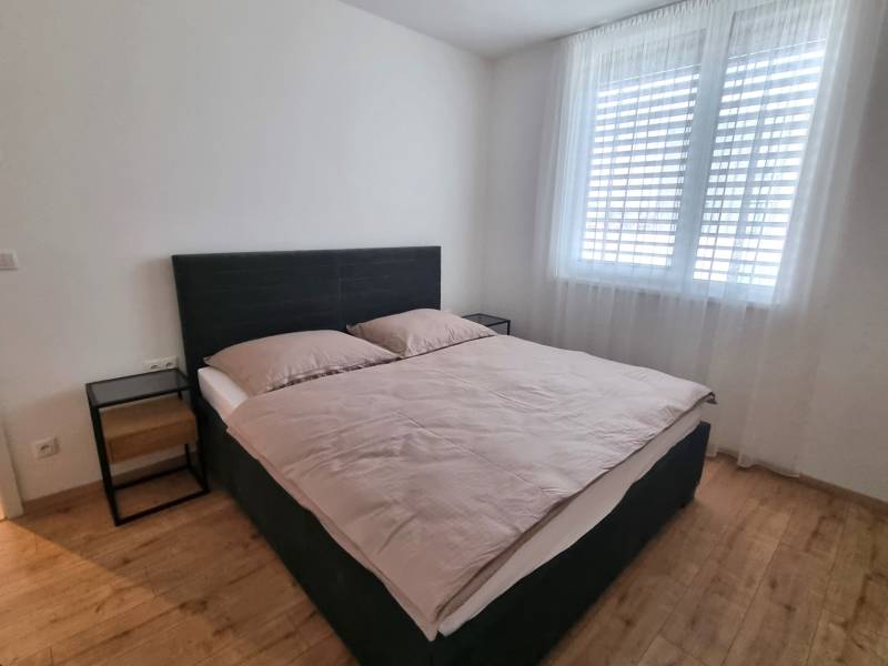 Schlafzimmer mit Doppelbett und Nachttischen in einer 3-Zimmer-Wohnung.
