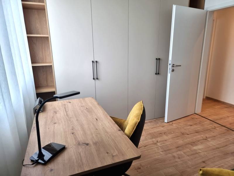 Arbeitsbereich mit Holztisch und Stuhl in einer 3-Zimmer-Wohnung.