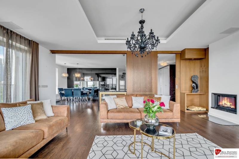 Elegantes Wohnzimmer mit Sofa, Kamin und Leuchte in einer 4-Zimmer-Wohnung.