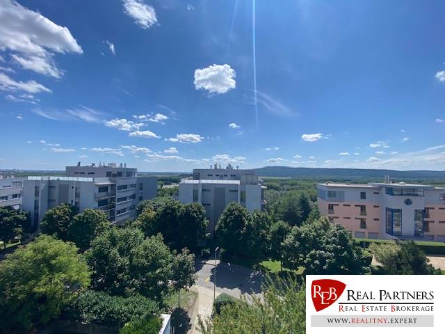 Blick aus einer 4-Zimmer-Wohnung in Bratislava - Karlova Ves auf die umliegenden Gebäude und die Natur.