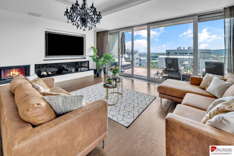 Luxuriöses Wohnzimmer in einer 4-Zimmer-Wohnung mit Kamin und Blick auf die Terrasse.
