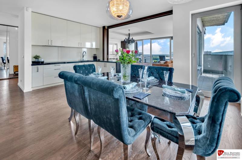 Luxuriöses Esszimmer mit Blick auf die Terrasse in einer 4-Zimmer-Wohnung.