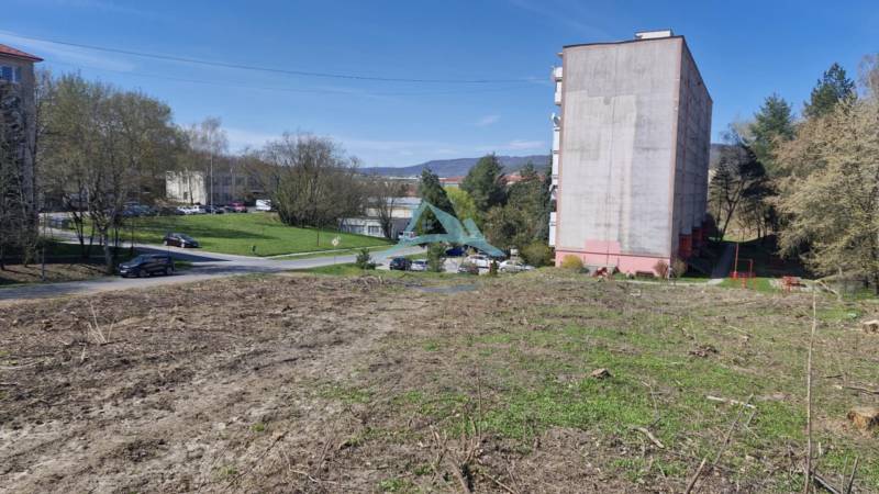 In Veľký Krtíš in der Železničná-Straße sind Grundstücke - kommerziell sichtbar.