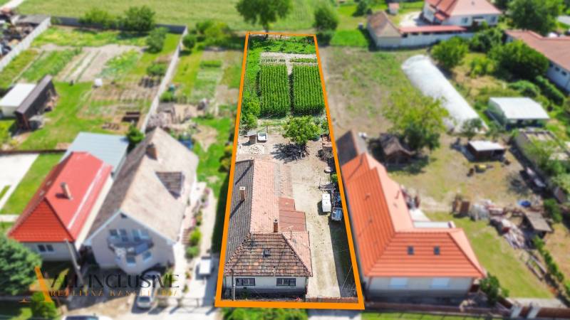 Ein Einfamilienhaus in Jahodná mit großem Garten und ländlichem Stil der Umgebung.