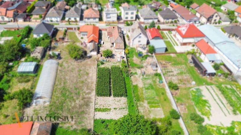 Luftaufnahme von Einfamilienhäusern in Jahodná mit Gärten und kleinen Feldern.
