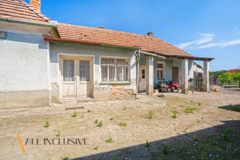Ein Einfamilienhaus in Jahodná mit traditioneller Architektur, zwei Eingängen und einem Hof.
