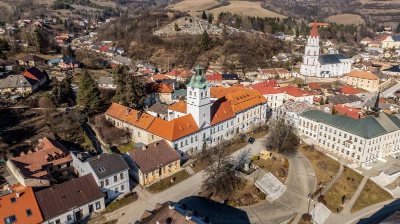 Luftaufnahme des historischen Teils der Stadt Gelnica mit dem Bergbauplatz, Hotels und Pensionen.