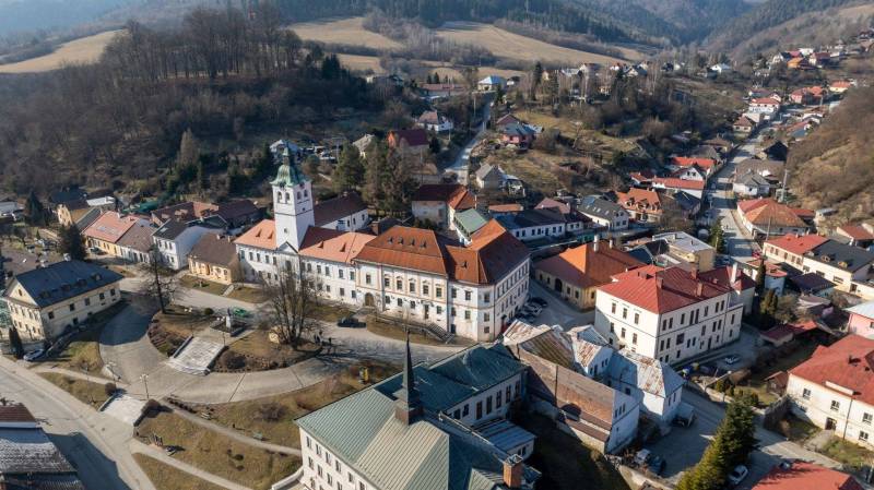 Gelnica, Banícke Námestie: historische Gebäude und malerische Landschaft. Hotels und Pensionen in der Umgebung.