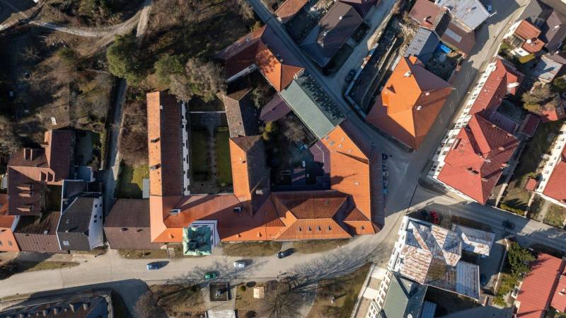 Luftaufnahme der Gebäude am Banícke námestie in Gelnica. Hotels und Pensionen.