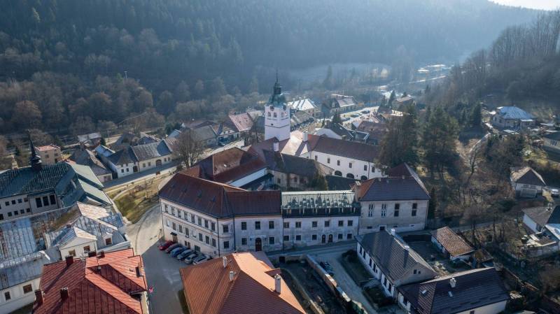 Luftaufnahme der historischen Architektur der Stadt Gelnica am Banícke Platz.