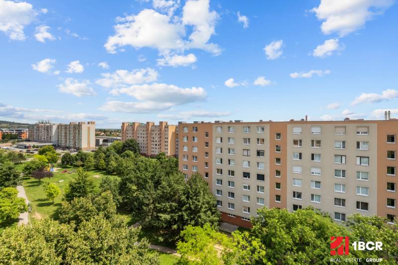 Blick auf Wohnhäuser und Parks in der Svätoplukova-Straße in Pezinok, ideal für eine 2-Zimmer-Wohnung.