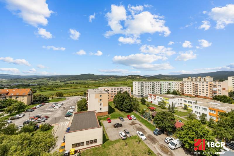 Svätoplukova Straße in Pezinok, Plattenbauwohnungen und Parkplatz, idealer Ausblick für eine 2-Zimmer-Wohnung.