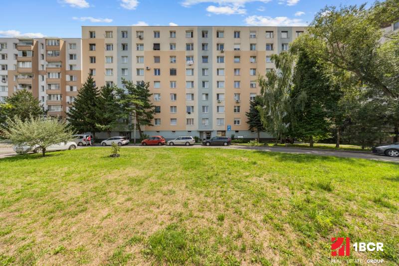 Pezinok in der Svätoplukova-Straße bietet einen Blick auf ein Wohnhaus in einer grünen Umgebung.