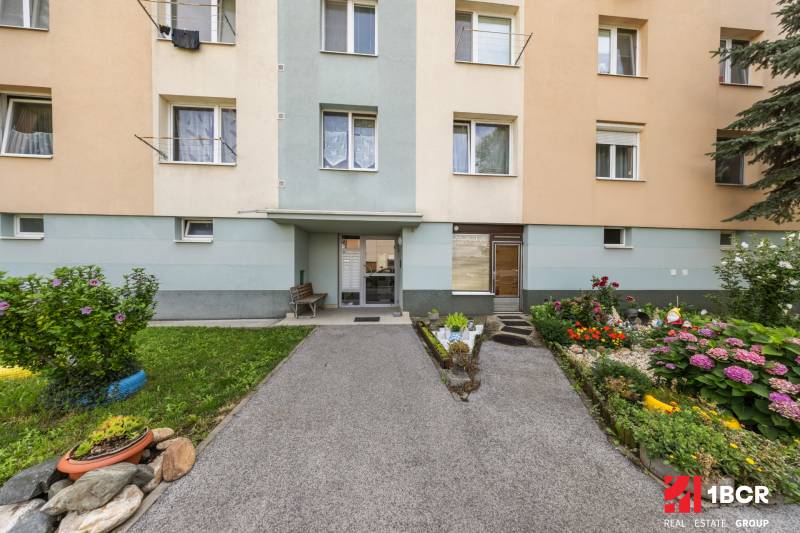Wohnhaus in der Svätoplukova-Straße in Pezinok mit renoviertem Eingang und Vorgarten.