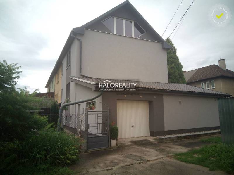 Ein Einfamilienhaus in Nováky mit Garten und Garage, umgeben von Grünflächen.