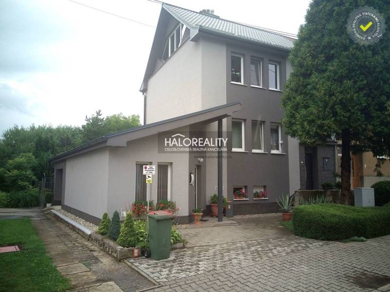 Ein Einfamilienhaus in Nováky mit gepflegtem Garten, Parkplatz und gepflegter Umgebung.
