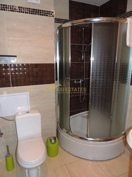 Badezimmer in einer 2-Zimmer-Wohnung mit Dusche und WC.