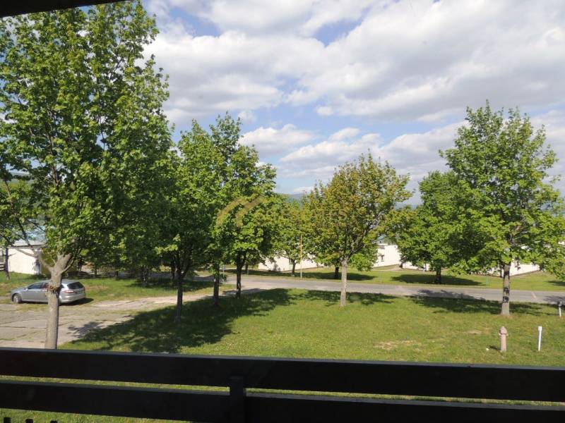 Blick aus einer 2-Zimmer-Wohnung in der Zemplínska Šírava Straße in Michalovce, mit Straße und Bäumen.