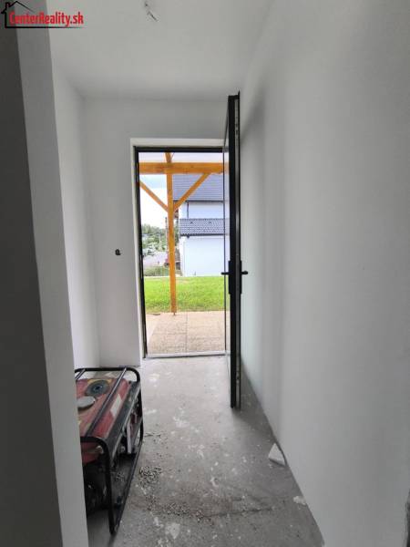 Der Flur im Einfamilienhaus mit offenen Türen, Blick nach draußen auf den Garten.