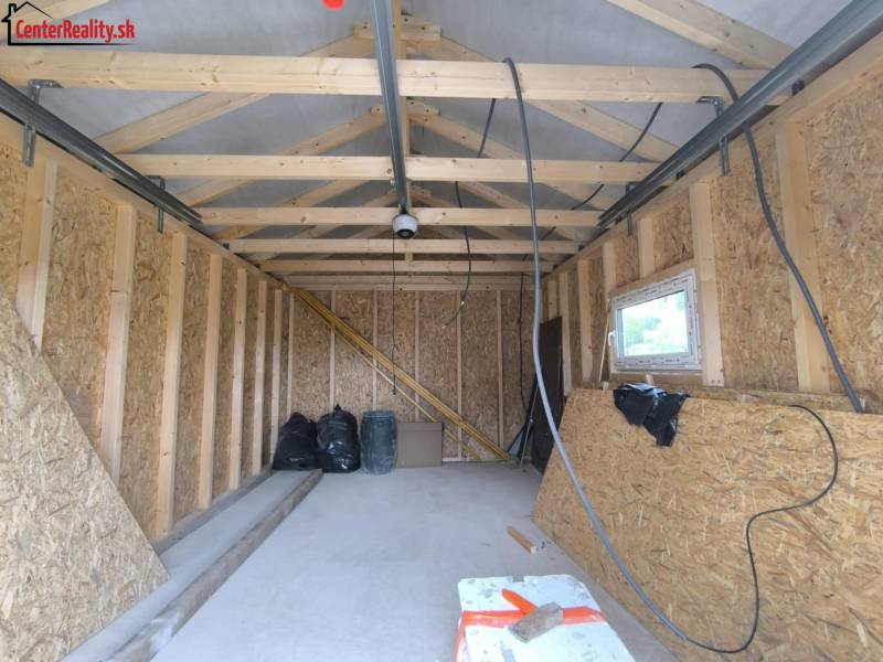 Unvollständiger Raum in einem Einfamilienhaus mit Holzkonstruktion und OSB-Platten.
