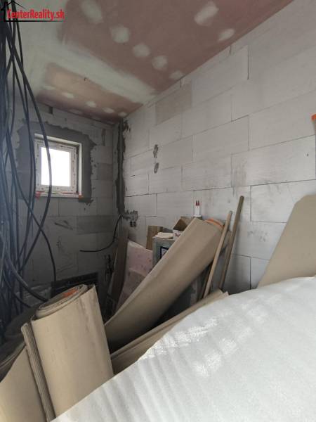 Baumaterialien und Elektroinstallation in einem im Bau befindlichen Raum eines Einfamilienhauses.
