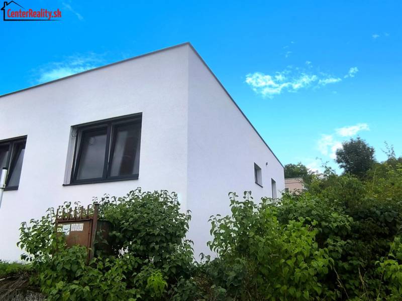 Ein Einfamilienhaus in Malé Kršteňany mit Grün und blauem Himmel im Hintergrund.