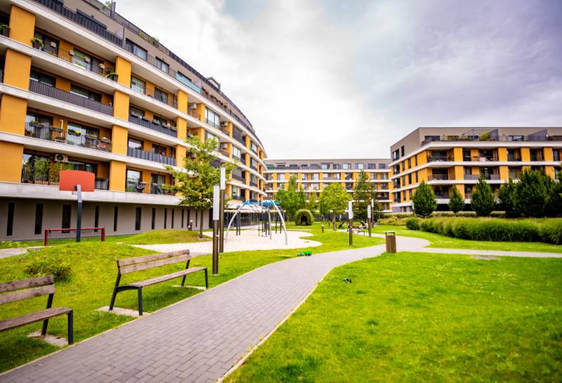 Wohnkomplex in der Bajkalská-Straße in Bratislava-Ružinov, mit Erholungsfläche.