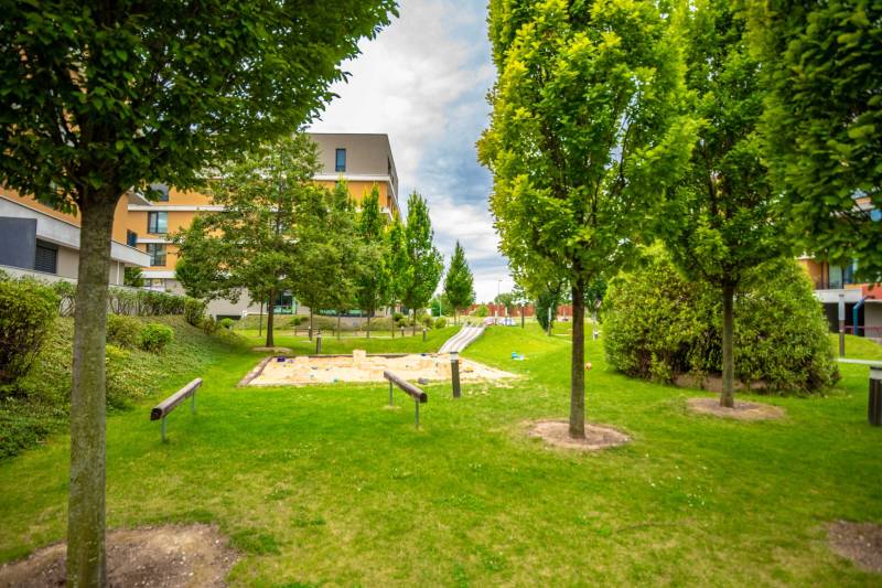 Park mit Kinderspielplatz bei einem Wohnhaus in der Bajkalská Straße in Bratislava - Ružinov.