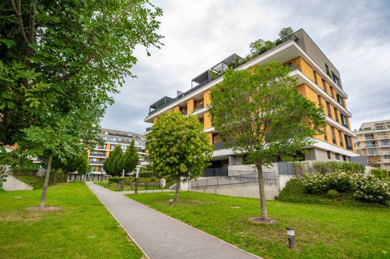 Ein Wohnhaus umgeben von Grünflächen in der Bajkalská Straße in Bratislava - 3-Zimmer-Wohnung.