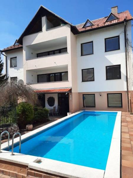 Gebäude mit Schwimmbad in der Straße Pod Párovcami in Piešťany, ideal für eine 2-Zimmer-Wohnung.