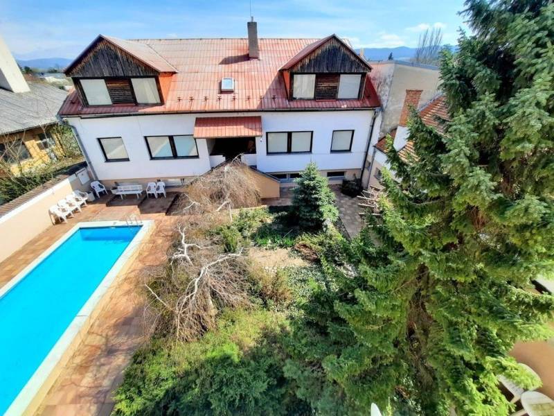 Hof mit Pool und Grünfläche in Piešťany in der Straße Pod Párovcami, bei einer 2-Zimmer-Wohnung.