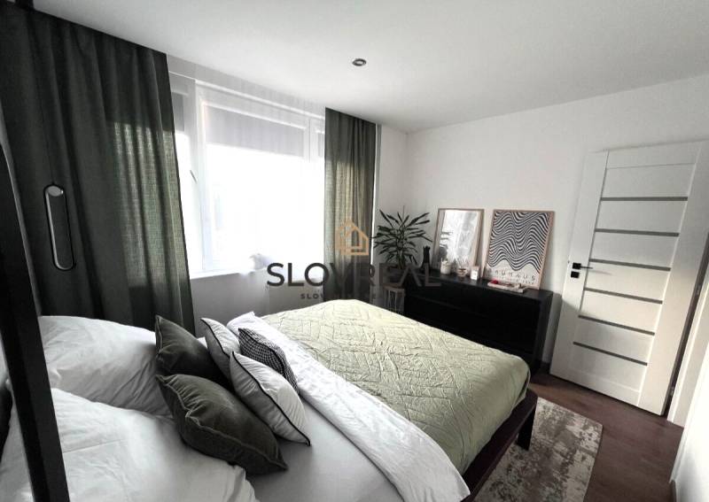 Schlafzimmer in einer 4-Zimmer-Wohnung mit stilvollem Dekor und Möbeln.