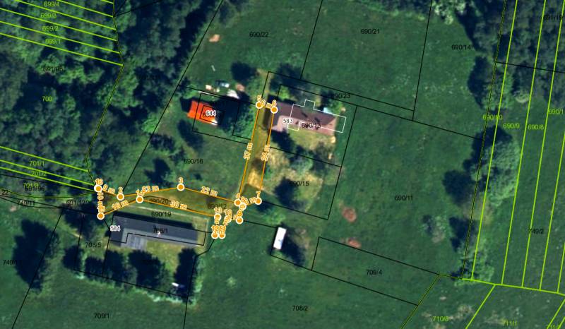 Satellitenkarte der Erholungsgrundstücke in Veľká Lehota mit markierten Parzellen und Gebäuden.