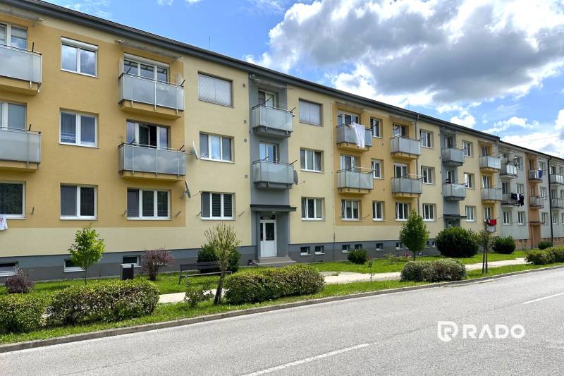 Wohnhaus an der Obrancov Mieru, Púchov mit grünen Vorgärten und Balkonen.