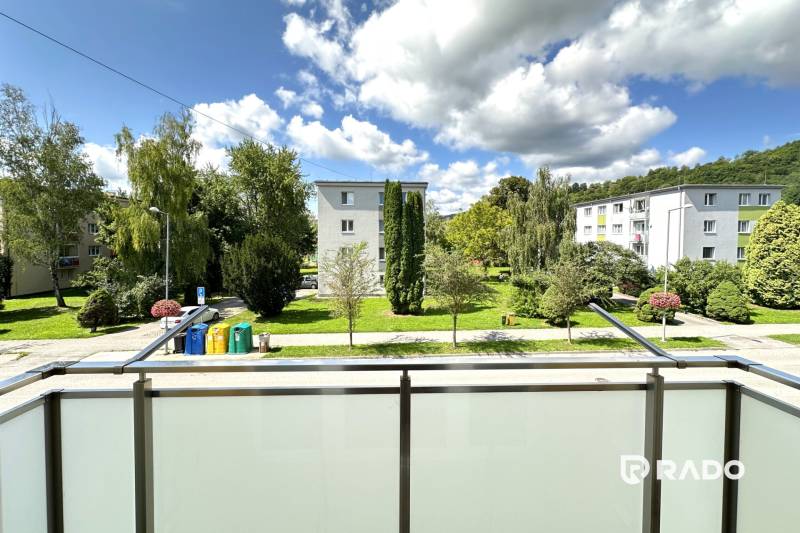 Blick vom Balkon auf das Grün zwischen den Plattenbauten in Púchov in der Straße Obrancov mieru.