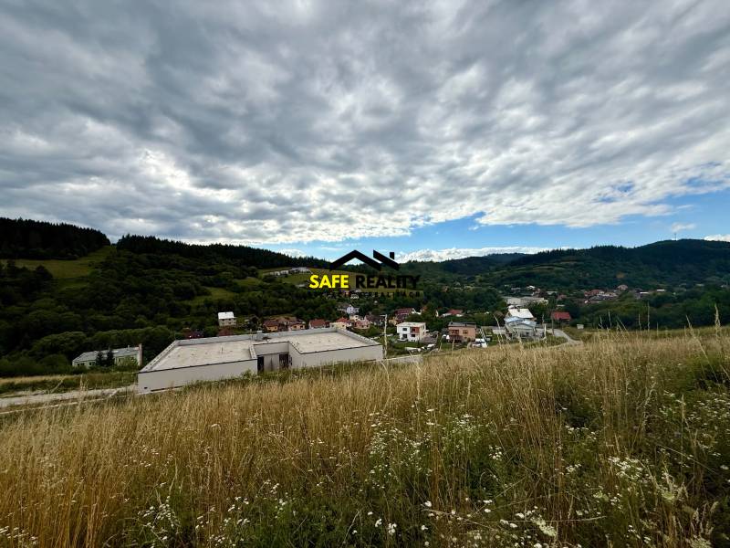Hügelige Landschaft in Divinka mit Blick auf Grundstücke - Wohnen unter bewölktem Himmel.