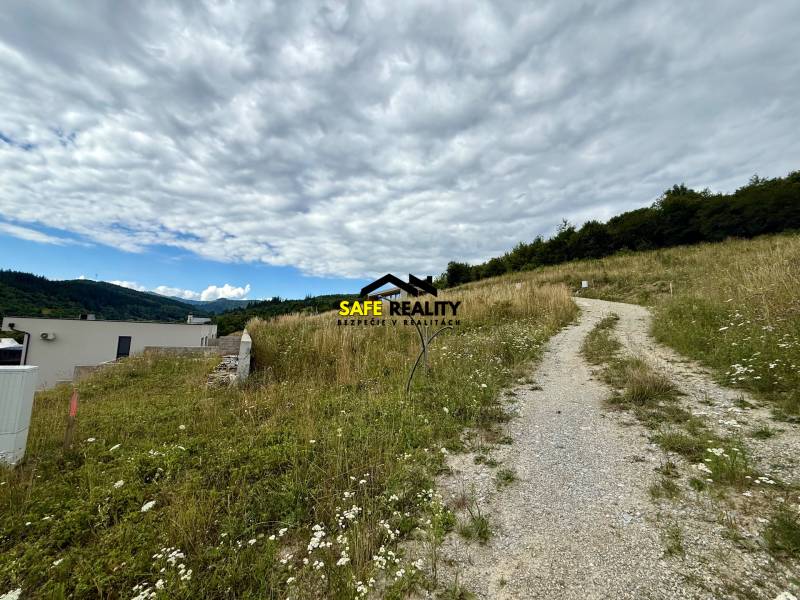 Grundstücke - Wohnen in Divinka mit ländlicher Straße und Panoramablick auf die Landschaft.