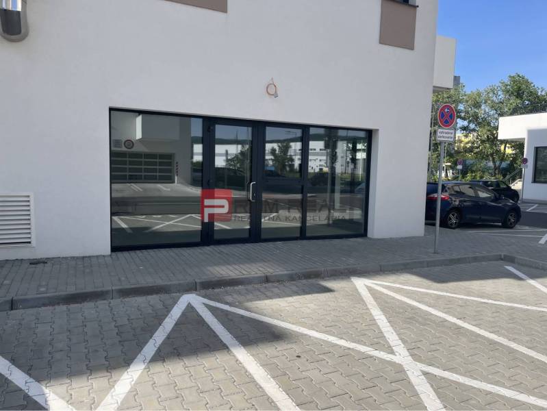 Geschäftsräume in der Eduarda-Wenzla-Straße in Bratislava III mit verglasten Türen.
