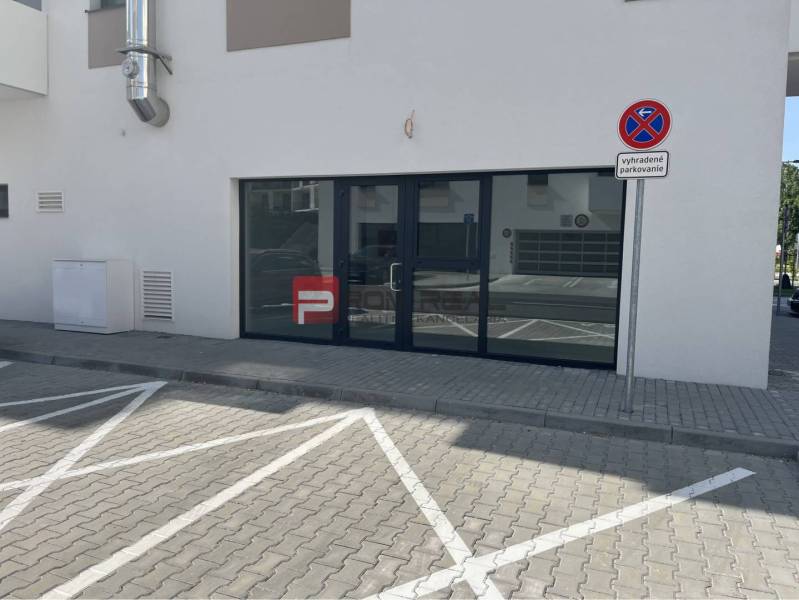 Gewerbeflächen in der Eduarda-Wenzla-Straße in Bratislava III mit reservierten Parkplätzen.