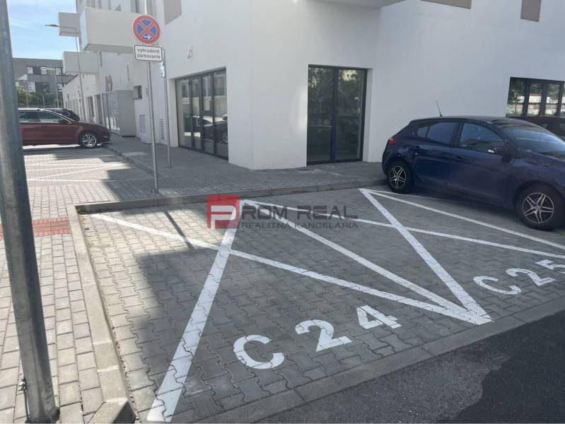 Parkplatz auf der Eduarda-Wenzla-Straße in Bratislava III vor den Geschäftsräumen.