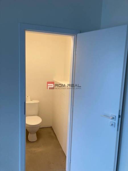 Toilette in Geschäftsräumen mit einfachem und sauberem Design.